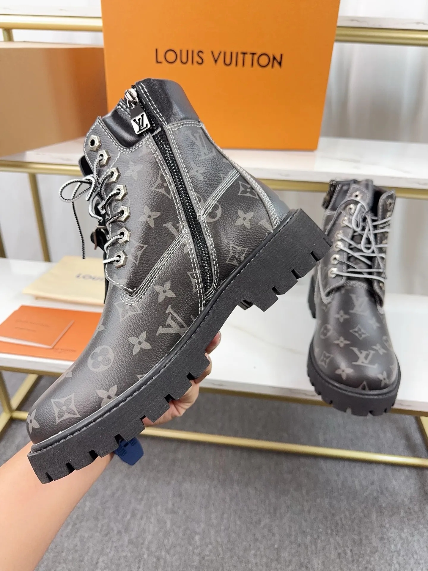 Couple model 💰700 ❤️Top version: Couple model LV x Timberland Timberland joint model Presbyopia Embossed Rhubarb boots Ankle boots Short boots LV x Timberland ankle boots are made of Monogram embossed waterproof nubuck cow leather, relying on the brand's exquisite craftsmanship to carefully reshape the classic Timberland 6-inch boot shape in Italy, and make an eye-catching appearance in 2024 created by Pharrell Williams with American workwear style Autumn and winter menswear show. Monogram embossed tongue, original Timberland laces and outsole are exquisite details, and the leather label expresses the cooperation logo. Exquisite packaging at the delivery counter🛍📦 ▪️Material: Original customized imported first-layer cowhide ▪️Inner lining: Original customized leather lining/mesh lining ▪️Outsole: Original molded anti-slip rubber material ▪️Sole thickness: 3.5CM ▪️Size: Women's 35-40 Men's 39-46